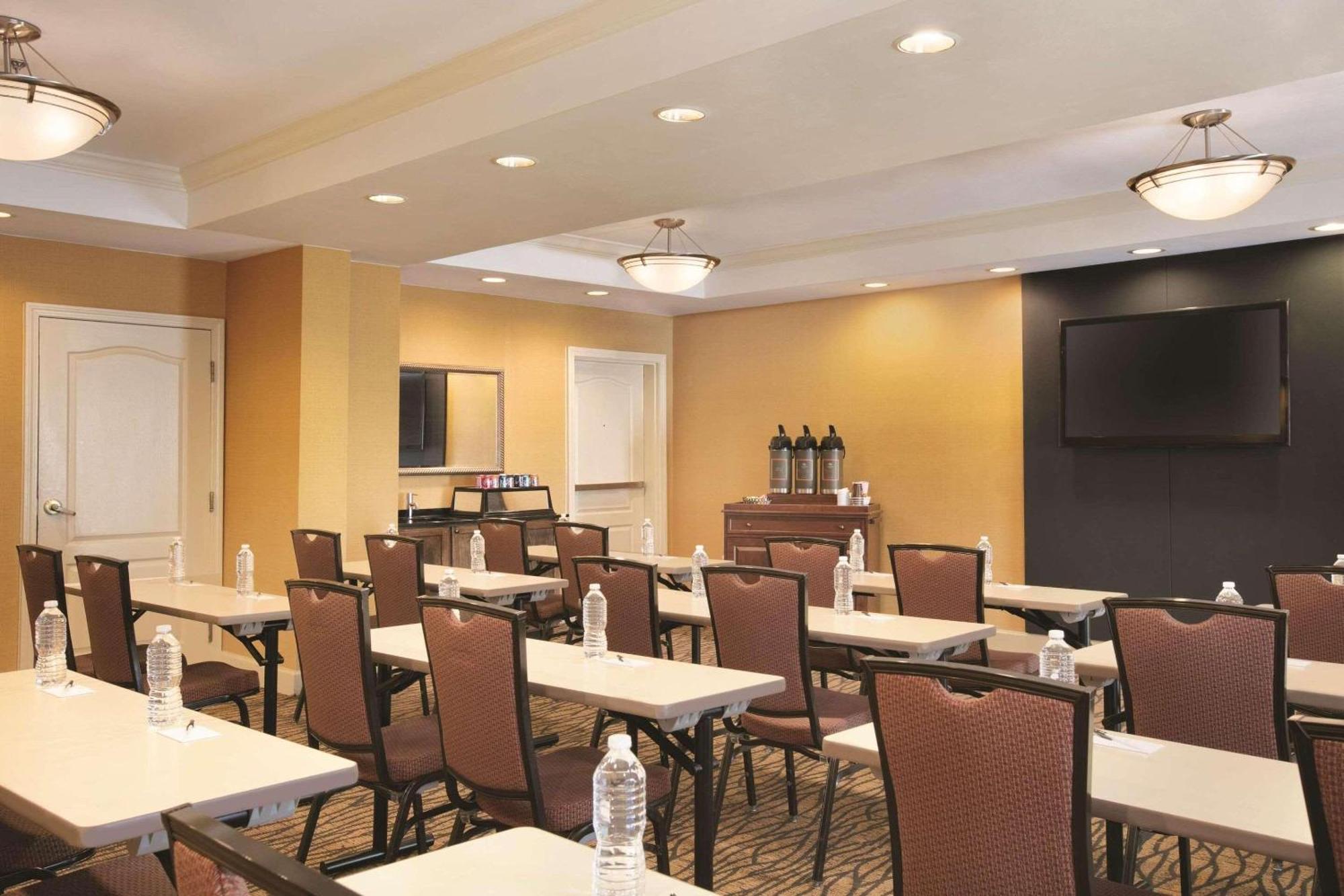 Country Inn & Suites By Radisson, Atlanta Airport North, Ga Hapeville Екстериор снимка